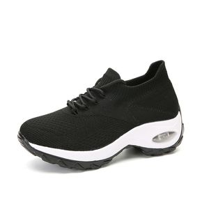 Chaussures de sport en maille respirante au design simple Plate-forme pour femmes Hauteur augmentée Baskets Couleurs pures Baskets extérieures antidérapantes pour femmes