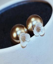 Simple Design Shell Small Daisy Flower Earrings sieraden Dubbleed Pearl White Gray Red Champagne Earrings Ladies Party Earrings7145892