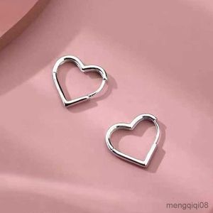 Boucles d'oreilles de coeur de couleur argentée de design simple pour les femmes nouvelles oreilles de mode cadeau R230613