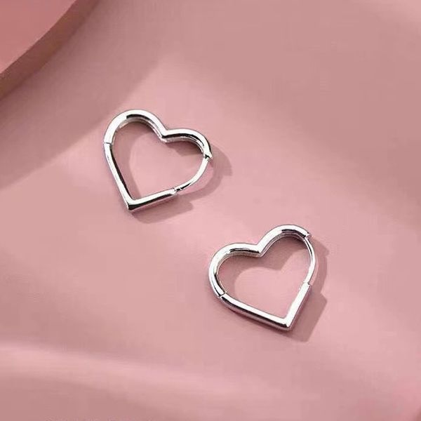 Pendientes de aro con forma de corazón hueco para mujer, diseño Simple, Color plateado, nueva marca de moda, Piercing para oreja, pendiente Vintage, regalo, venta al por mayor YME080