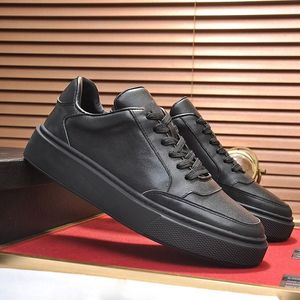 Chaussures de sport pour hommes de couleur unie de conception simple Blanc Noir Designers Baskets plates Baskets d'extérieur en cuir de haute qualité Chaussures plates