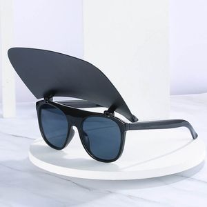 Simple Design Women Sunglasses Pure kleuren Frame met Turn up Grote Bravel Mode Cap-Peaks Glazen