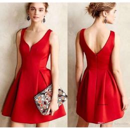 Eenvoudig ontworpen Little Red Homecoming -jurken A Line V Neck Low Back Short Mini Ploes Satin Tail Prom jurken Robe de Mariee 0430