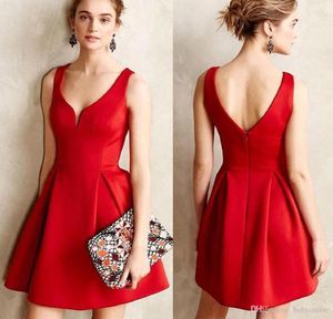 Eenvoudig ontworpen kleine rode homecoming jurken a line v-hals lage rug korte mini plooien satijnen cocktail prom jurken gewaad de Mariee