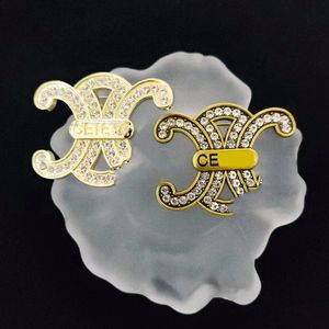 Marque de créateur simple lettre cristal CE broches en chandail géométrique Collier Broche Fashion Mens Women Femme Rhinestone Pearl Brooch Wedding Jewelry