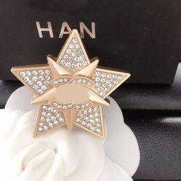 Broche à double lettre de créateurs simples Brooches en bronze géométrique Broche Broche Broche Broche Fashion Mens Womens Crystal Rinestone Star Brooch Wedding Jewelry