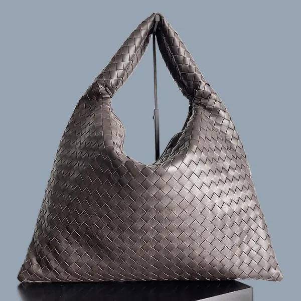 Sacs à main de créateurs simples Sac de haute qualité Hop aisselles Modèle solide Grande capacité Sac fourre-tout de luxe Sac à bandoulière en cuir de vachette de grande capacité en option to06 C4