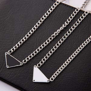 Eenvoudige designer ketting vintage driehoek letters roestvrijstalen sieraden lange ketting voor vrouwen vergulde zilveren link ketting klassiek ornament zb011 b4