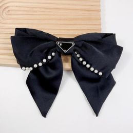 Eenvoudige ontwerper Solid Color Hair Clips Luxury Brand Letter Afdrukken Solid kleur Big Bowknot Bronettes Haarspels Satin Fabric Pearl Hairclaw Hairjewelry Accessoires