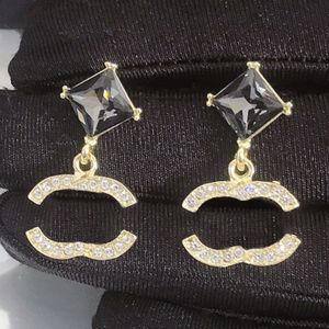 Boucles d'oreilles de créateur simples Boucles d'oreilles en perles de cristal Nouveau style Plaqué argent Marque Lettre Goujons Fleur Boucle d'oreille Hommes Femmes Boucle d'oreille Bijoux de fête de mariage