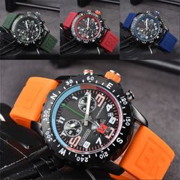 Designer simples montres Men Endurance Pro Avenger Rubber Silicone Strap Chronograph AAA Watch Horloge Calendar Function Mens Watches Quartz Batterz SB048 C4