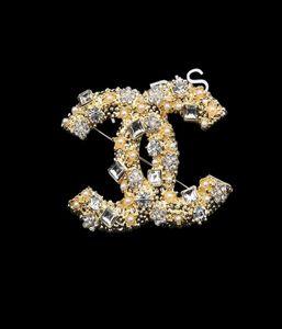 Eenvoudige dubbele letter pins vrouwen luxe ontwerper broches merk logo ontwerp kristal parelbroche pak pin bruiloft sieraden accessori7174631