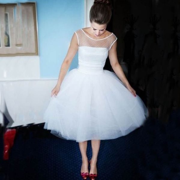 Simple élégant genou longueur robe de mariée Style campagnard pure cou sans manches robes de mariée courtes Tulle robe de mariée sur mesure