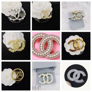 Broches à Double lettre de marque de créateur de mode simples, broches en cristal de perles, bijoux à la mode unisexe, accessoires de décoration haute