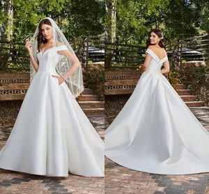 Vestidos de novia simples de satén marfil con bolsillo y hombros descubiertos, vestidos de novia elegantes de talla grande, tren de barrido de jardín bohemio, batas de recepción de novia CL3155