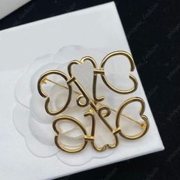 Eenvoudige Brief Pinnen Luxe Broche Designer Sieraden Voor Vrouwen Gouden Broches Heren Klassieke Zilveren Breastpin Sjaal Pak Feestjurk ornament 2023