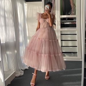 Simple Light Pink Short Prom Dresses 2021 Spaghetti Straps Tiered Tule Homecoming Evening Jurken Sweeheart Thee Lengte Puffy A-lijn Speciale Gelegenheid Feestjurk