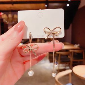 Eenvoudige lange asymmetrische parel hanger Bow -oorbellen voor vrouwen Koreaanse mode oorbel dagelijks verjaardagsfeestje sieraden geschenken
