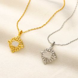 Colliers de lettre C-Letter de concepteur de luxe simple Chaîne Gold Silver Crysatl Sweater Newklace pour femmes Accessoires de mariage