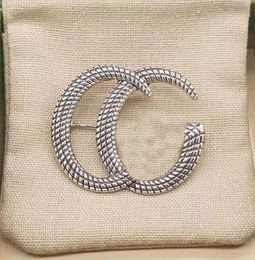 Simple Luxury Designer Women Men Merkbrief Broches 18K Gold vergulde Crystal Rhinestone Jewelry Pearl Pin Gift Accessorie