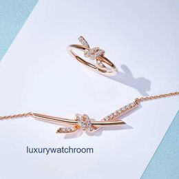 Eenvoudige luxe Tiffenny Brand Hangketting Knoop Ketting voor vrouwen Lichte luxe en niche rose goud boogring kraagketen pure zilveren set glimlachende trend