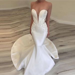 Eenvoudige zeemeermin trouwjurken Appliques kralen Backless bruidsjurken Cutaway Sides Sweep Train Long Wedding Dress297C