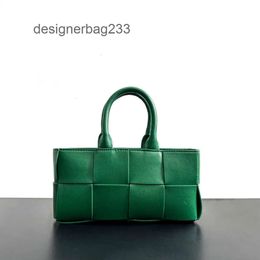Nouveau nouveau femme Arco Tote Totes Woven Commuter Designer Small Sac Bag de grande capacité BOTTEGSS Sacs à main Texture Venetass 2024 sacs à main