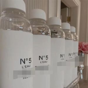 Eenvoudige nr. 5 fabriekswaterflessen N.5 beperkt model kleine geur casual beker witte glazen waterfles nr. 5 waterkoker