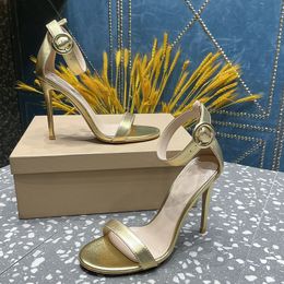 Eenvoudige één lijn buckle sandalen sexy gouden glanzend lederen dunne hak hoge hakken open teen 2023 zomer nieuwe damesschoenen ontwerper luxe schoenen 10,5 cm maat 35-42+doos