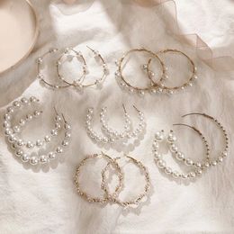 Eenvoudige gewone goudkleur metalen Pearl Hoop oorbellen Fashion Big Circle Hoops Statement oorbellen voor vrouwen Elegante feestjuwelen