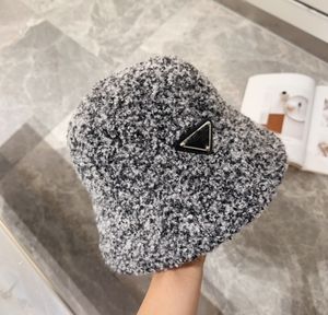 Chapeau de pêcheur en peluche simple Triangle Mark automne et hiver sauvage Corée du Sud chapeau de seau chaud en laine d'agneau pour femmes chapeaux de seau de protection des oreilles