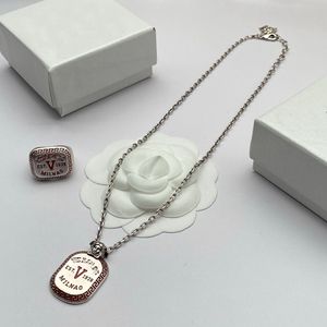 Bijoux rétro simples conçus en laiton chaîne colliers géométrie pendentifs femmes Banshee Medusa portrait motif plaqué or 18 carats dames bijoux de créateur MN9 --2