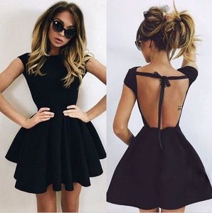 Simple Satin Cap Mouw Zwarte Cocktail Jurken Goedkope Ruched Open Back Graduation Jurk Homecoming Party Avond Prom Dresses Kort 15 jaar