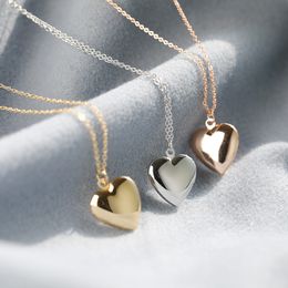 Eenvoudig gladde oppervlak drijvende meda's hangers liefde hartvormige foto doos 18k vergulde ketting opening sleutelbeen ketting A369