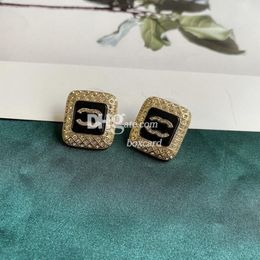 Boucles d'oreilles carrées simples, clous tendance avec lettres plaquées, vêtements d'oreille pour les amoureux avec boîte cadeau