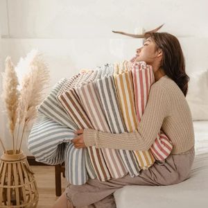 Eenvoudige gestreepte 100% katoenen zomerquilt zachte huidvriendelijke enkele dubbele deken voor wasbare airconditioner dekbed 240506