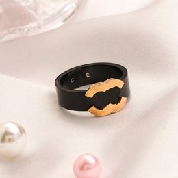 Eenvoudige stijl Designer Ring Nieuwe 18K vergulde trouwring Dames Familie Verjaardagscadeau Liefdesring Zwart Luxe Roestvrij staal Sieraden Accessoires