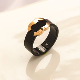 Eenvoudige stijl designer ring nieuwe 18K vergulde trouwring dames familie verjaardagscadeaus liefde ring zwarte luxe roestvrijstalen sieraden accessoires