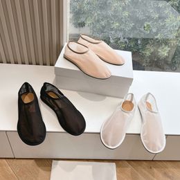 Style simple Les mots de mailles en filets en filets de sandale plate sur chaussures plates décontractées Chaussures de vacances Chaussures de concepteur de luxe chaussures d'usine avec boîte