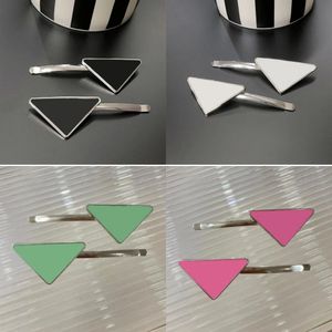 Triangle Luxury Hairpin Letter Designer Snap Clips Dames Elegant Simple Patroon Classic Zwart Email Moderne Chic Hair Clip Accessoires Delicate Small ZB046 E23