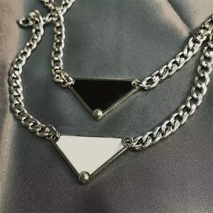 Eenvoudige Valentijnsdag zwarte tag hangende kettingen voor tienermeisjes trendy klassieke Buckle Triangle email punk chain ontwerper sieraden luxe ketting zb011 b4