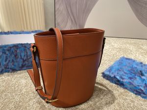 Eenvoudige versie van de bucket bag Goed aanvoelende dameshandtas van hoogwaardig leer Luxe design crossbodytassen pure kleur met retro metalen badge-mode