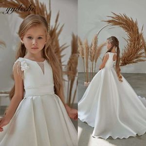 Robes de fille de fleur blanche simple pour mariage 2023 Fleurs 3D Fleurs en satin A-line Pageant Pageant First Communion Robes L2405