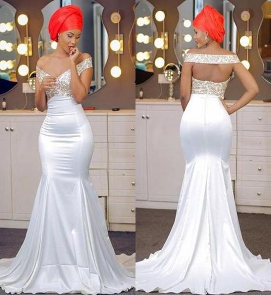 Robe de bal sirène blanche simple avec des appliques dorées sexy épaule dénudée sans manches fermeture éclair dos 2018 robe de bal sexy satin longue Par5946106