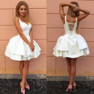 Robes de bal courtes blanches simples volants en satin sur l'épaule longueur au genou robe de soirée de retour courte sur mesure robes de soirée￩e