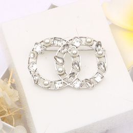 Simple Wind Luxurys Desinger broche dames parel kristal strass letter broches passen pin pin mode sieraden kleding decoratie mode accessoires