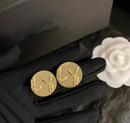 Simplicity Designer Brand Letter Pendientes Mujeres famosas 18K Chapado en oro Geometría Pendiente redondo Metal de alta calidad Sello de acero Ear Stud Accesorio de joyería de boda