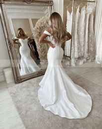 Simplement sirène robes de mariée personnaliser hors épaule blanc Satin robe de mariée fermeture éclair avec boutons robes de mariée balayage Train