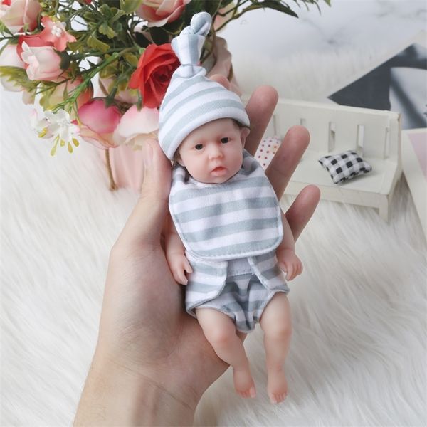 Simulé bébé Reborn cadeau de noël bébé jouets éducatifs précoces avec robe délicate Silicone fait Relax jouet fille 220505