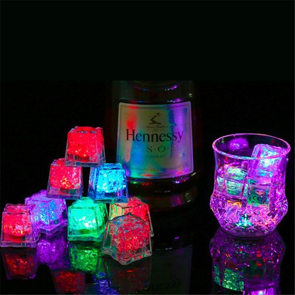 Los clientes compraron a menudo con Comparar con artículos similares LED Ice Cubes Bar Barware Flash Cambio automático Cubo de cristal Activado por agua Iluminado para fiestas románticas Bodas